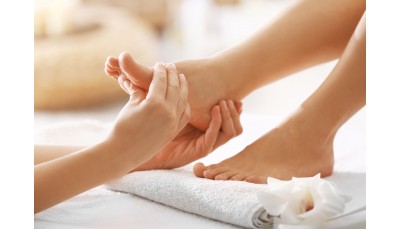 Healing massage of the reflex zones of the feet